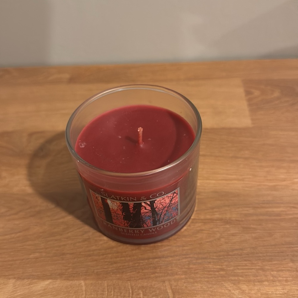 Slatkin and Co cranberry woods 4oz candle - Picture 2 of 3